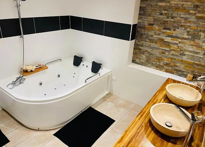 Сasa de vacaciones Charmante Maison Avec Jacuzzi *